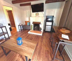 Basic Cabin, 2 Double Beds | Living area | Smart TV - El Colorado Lodge (Manitou Springs)
