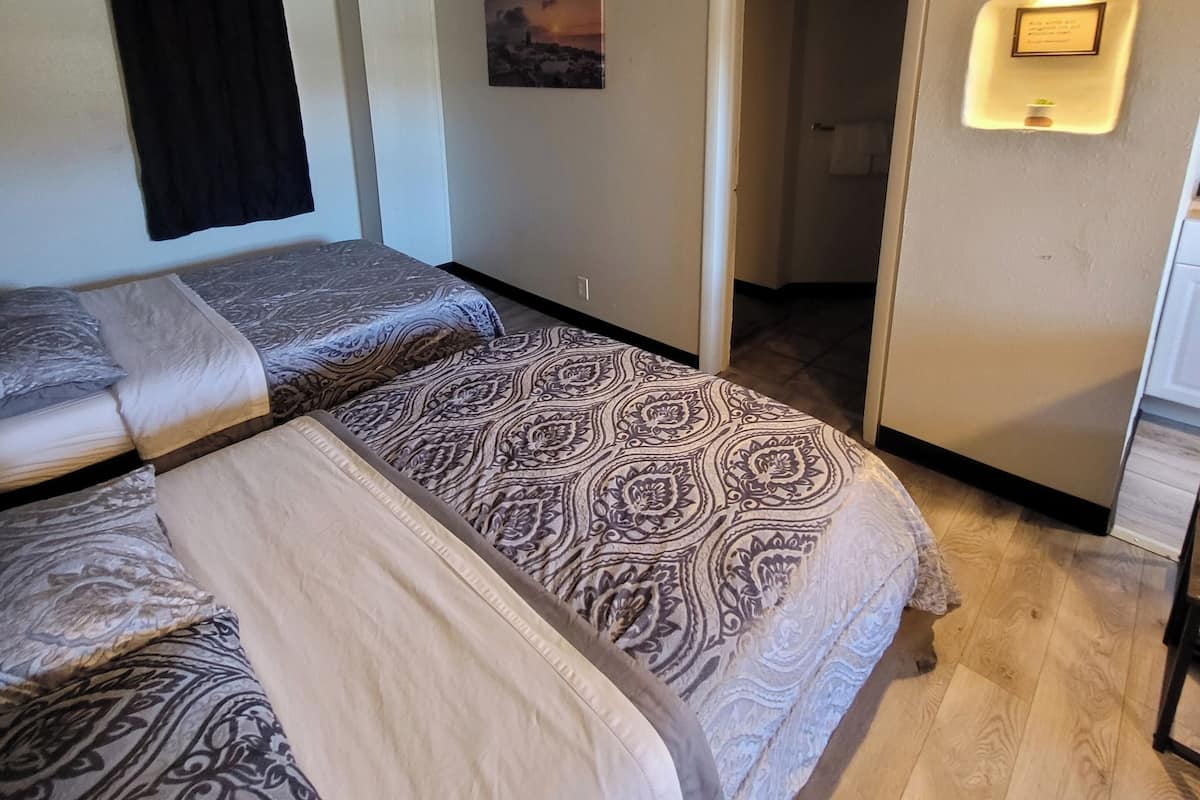 Deluxe suite, keuken | 1 slaapkamer, geluiddichte muren, gratis kabelinternet, beddengoed