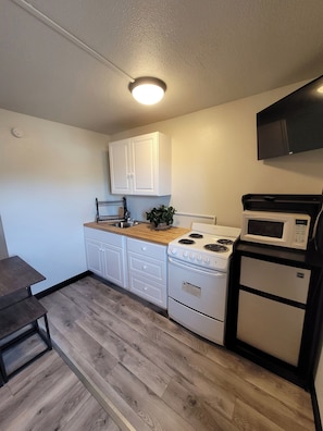 Deluxe Suite, Kitchen | Private kitchen