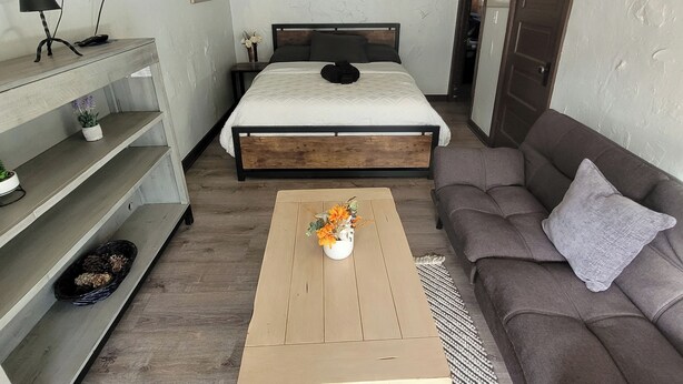 Deluxe Cabin, 2 Queen Beds, Kitchen | Living area - El Colorado Lodge (Manitou Springs)