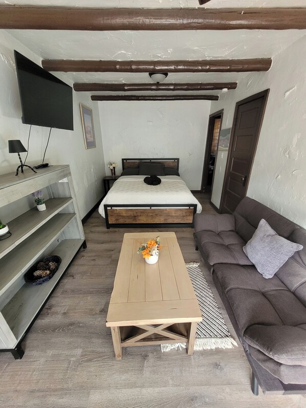 Deluxe Cabin, 2 Queen Beds, Kitchen | Living area | Smart TV - El Colorado Lodge (Manitou Springs)