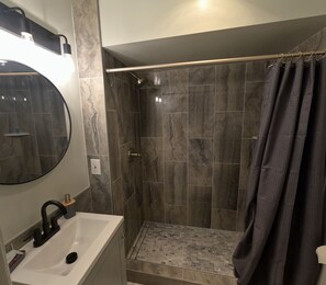 Standard Cabin, 1 Queen Bed, Kitchenette | Bathroom | Hair dryer, towels - El Colorado Lodge (Manitou Springs)