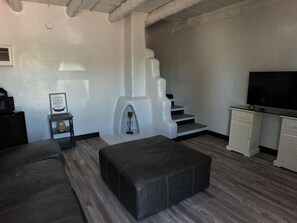 Standard Cabin, 1 Queen Bed | Living area | Smart TV - El Colorado Lodge (Manitou Springs)