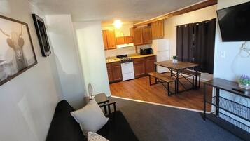 Deluxe Cabin, 1 Queen Bed, Kitchen | Private kitchen | Fridge, microwave, coffee/tea maker