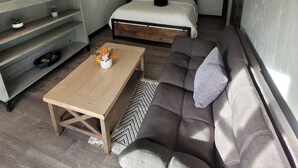 Deluxe Cabin, 2 Queen Beds, Kitchen | Living area - El Colorado Lodge (Manitou Springs)