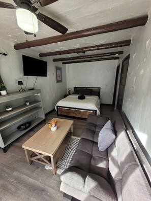 Deluxe Cabin, 2 Queen Beds, Kitchen | Living area | Smart TV - El Colorado Lodge (Manitou Springs)