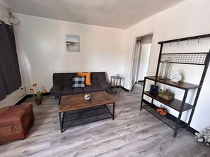 Basic Cabin, 1 Queen Bed | Soundproofing, free wired internet, bed sheets - El Colorado Lodge (Manitou Springs)