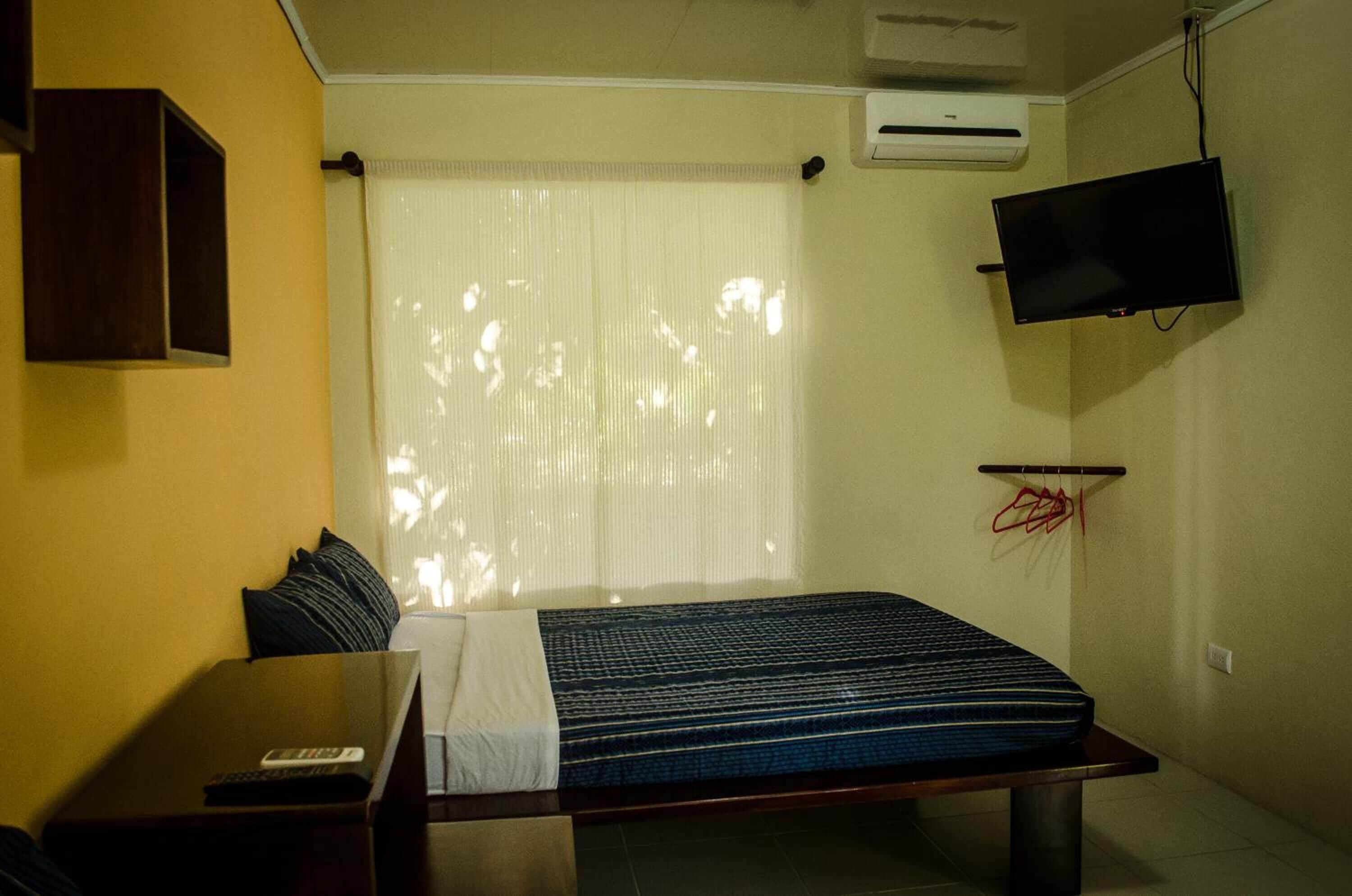 1 bedroom, desk, free wifi, bed sheets