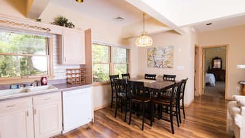 Deluxe Suite, 3 Bedrooms, Lake View, Lakeside | In-room dining