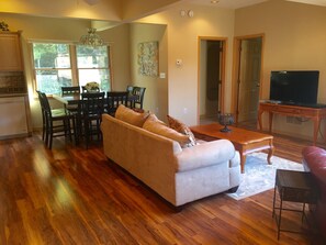 Suite – deluxe, 3 soverom, utsikt mot innsjø, ved innsjø | Oppholdsområde | Flatskjerm-TV