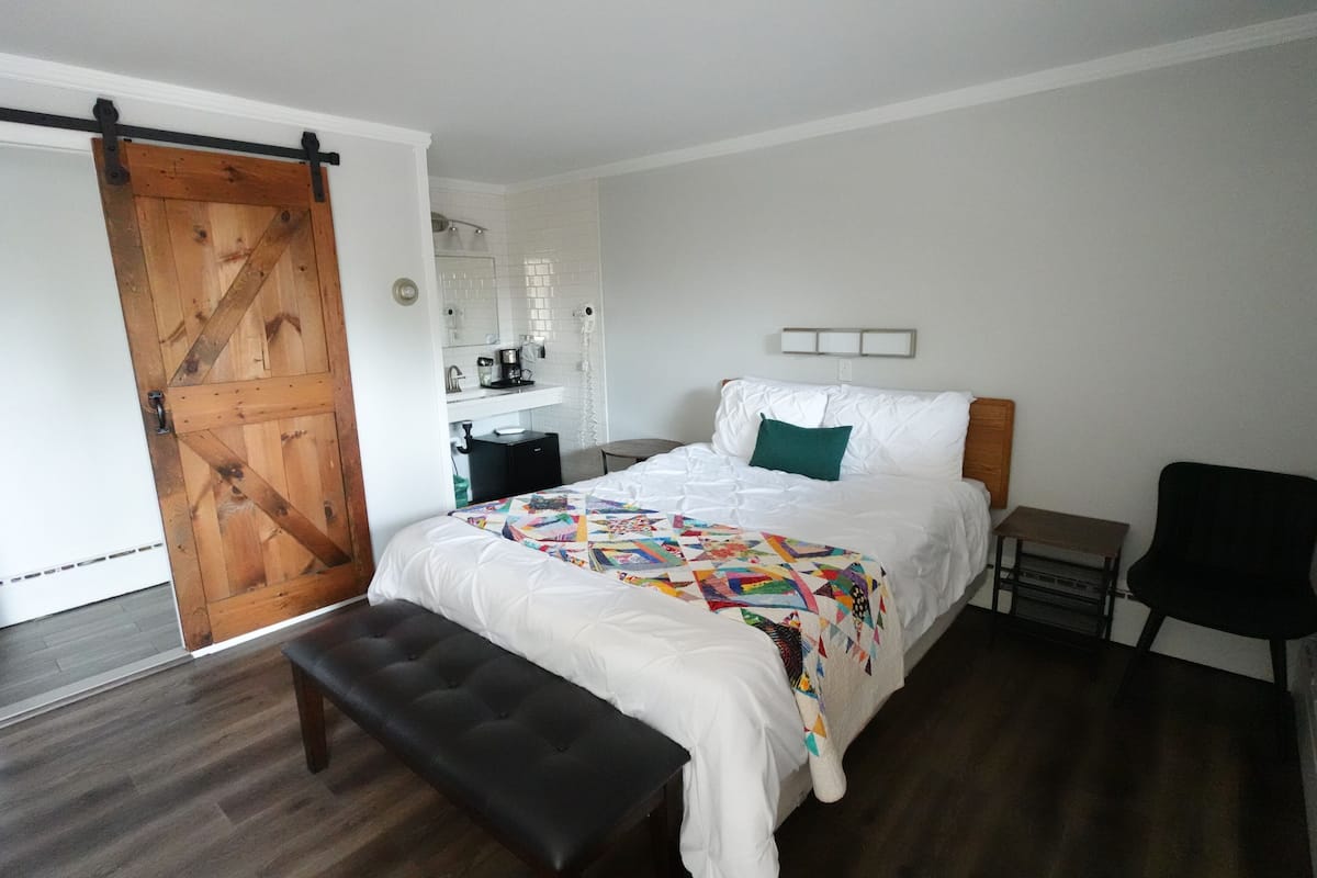 Standard Room, 1 Queen Bed | Desk, free WiFi, bed sheets