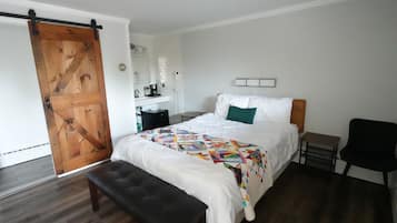 Standard Room, 1 Queen Bed | Desk, WiFi (free), bed sheets