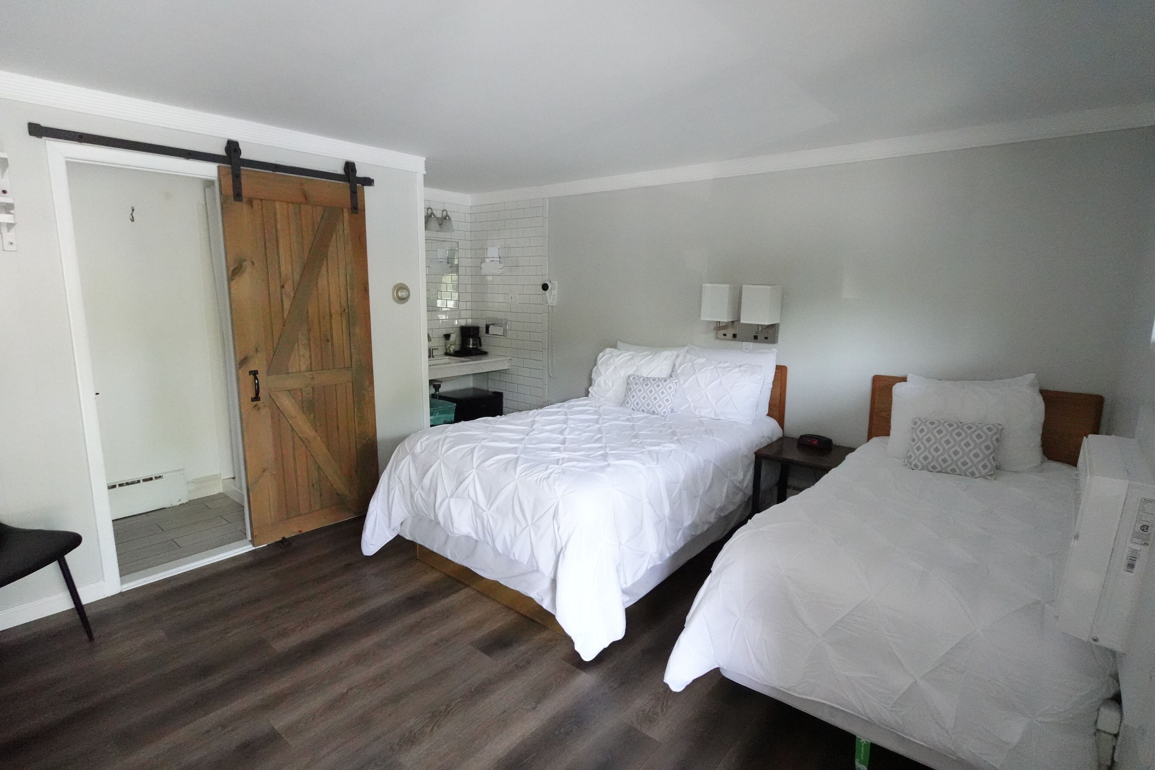 Standard Room (2 Beds) | Desk, WiFi (free), bed sheets