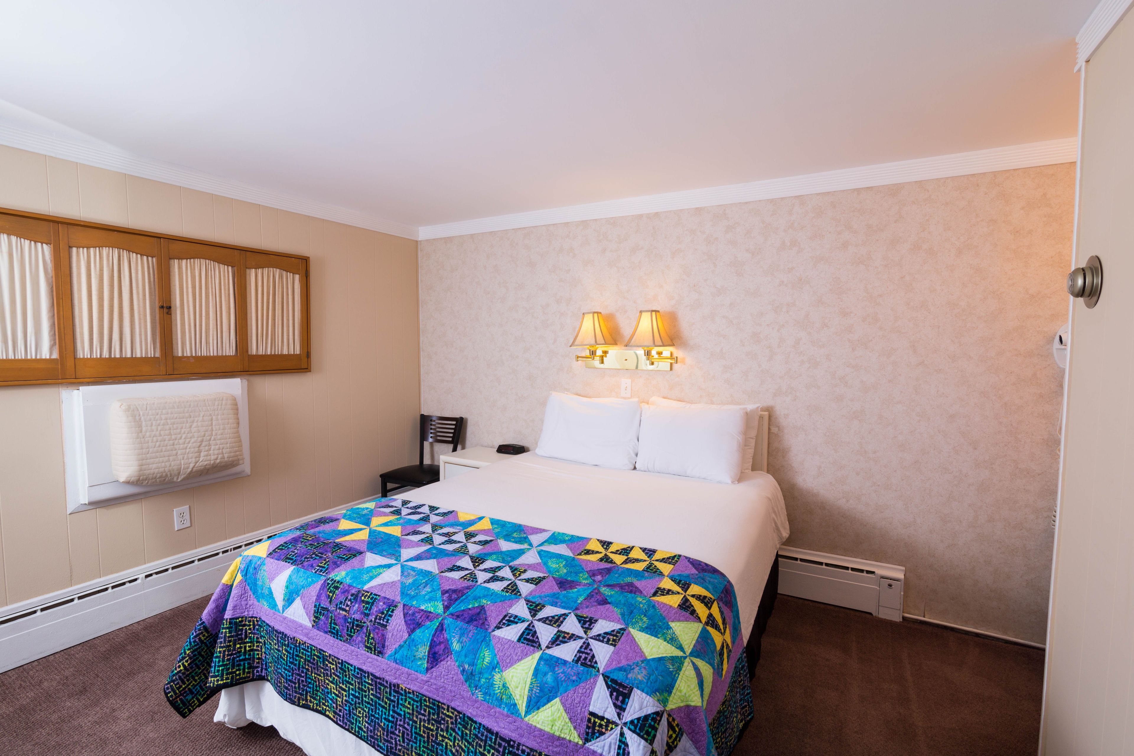 Standard Room, 1 Queen Bed | Desk, free WiFi, bed sheets