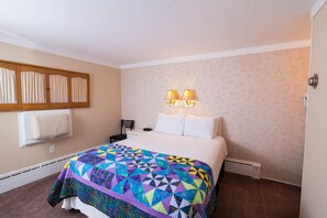 Rom – standard, 1 queensize-seng | Skrivebord, wi-fi (inkludert) og sengetøy