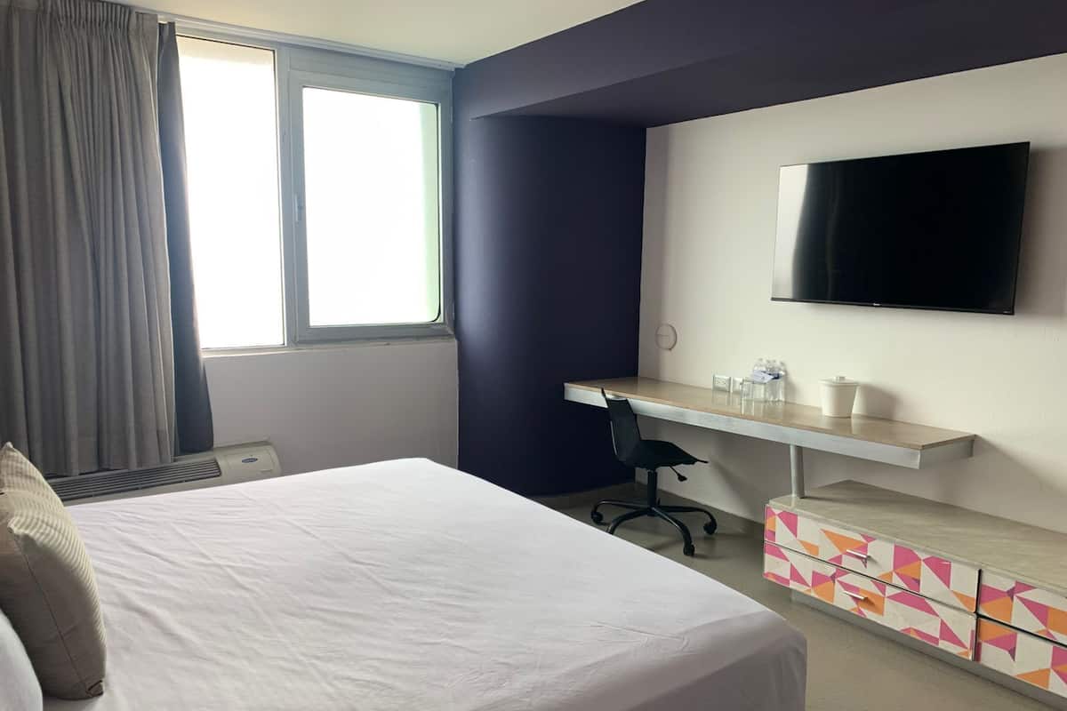 Chambre exécutive | Coffre-fort pour ordinateur portable, bureau, fer et planche à repasser