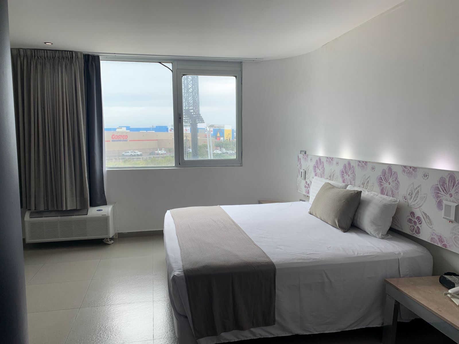 غرفة عادية | خزنة داخل الغرفة ومكتب ومكواة/لوح كي وواي فاي مجانًا