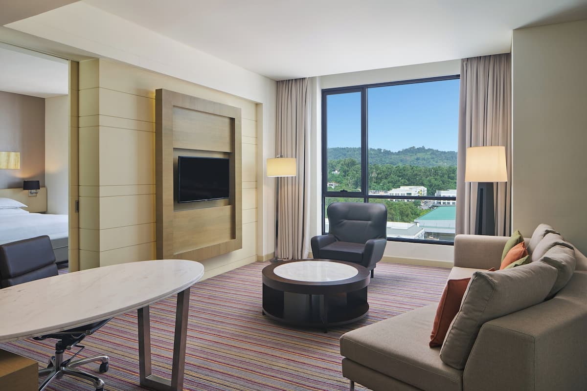 Suite, 1 cama de matrimonio grande | 1 dormitorio, minibar, caja fuerte y escritorio