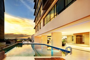 Una piscina al aire libre