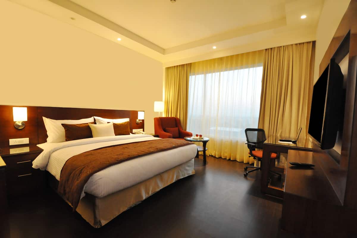 Deluxe Twin Room, 1 Katil Raja (King), Non Smoking, City View | Peralatan tempat tidur premium, bar mini, peti besi dalam bilik, meja