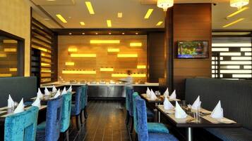 International cuisine, al fresco dining