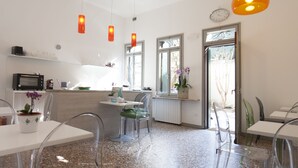 A modern kitchen with a microwave, a coffee machine, and a window with a view of the outdoors. - B&B Scrovegni (Padova)
