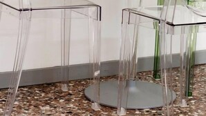 A room with a white table and two clear chairs. A potted orchid is on the table. - B&B Scrovegni (Padova)