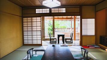 Quarto tradicional, banheira de imersão (with Open-Air Bath, 12.5 Tatami) | Área de estar | TV LCD 32 cm com canais via satélite