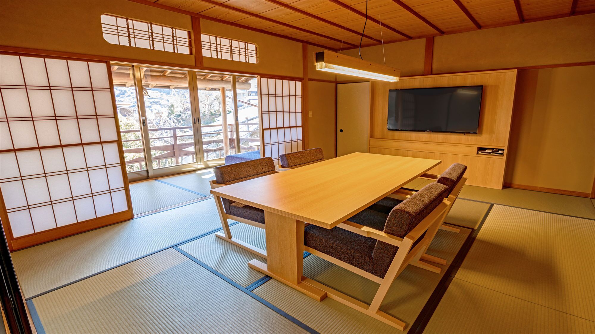 Una habitación japonesa tradicional con suelo de tatami, una mesa baja y cojines.