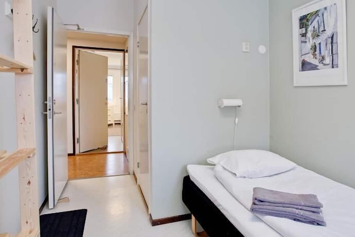 Single Room, Private Bathroom | Iron/ironing board, free WiFi, bed sheets