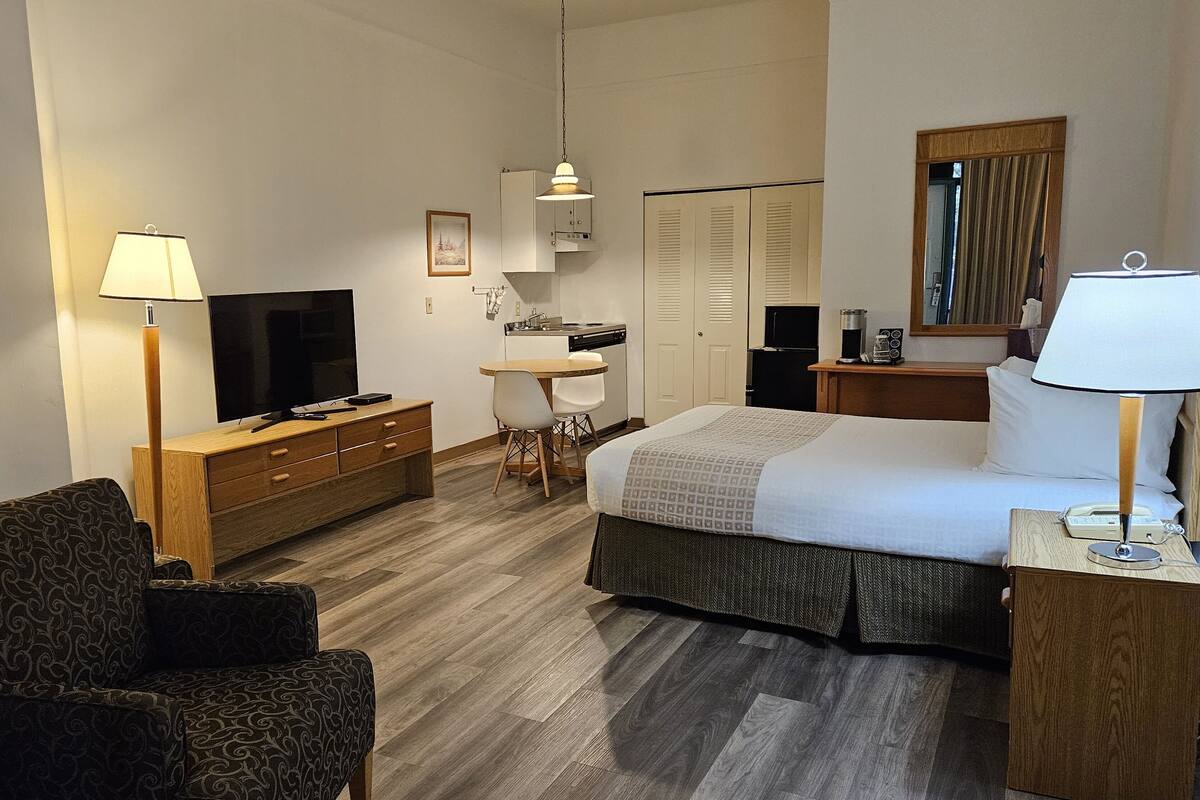 Kamar Single Klasik, 1 Tempat Tidur Queen, dapur kecil (Pet Friendly Room) | Meja kerja, Wi-Fi gratis, dan seprai linen