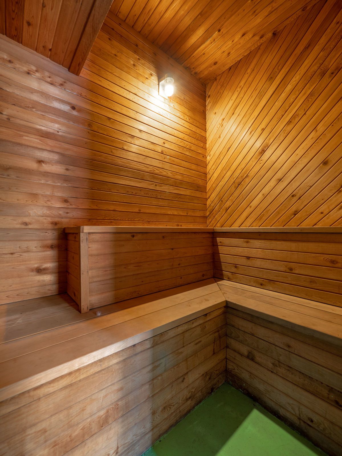 Eine Sauna mit Holzwänden und einer Sitzbank.