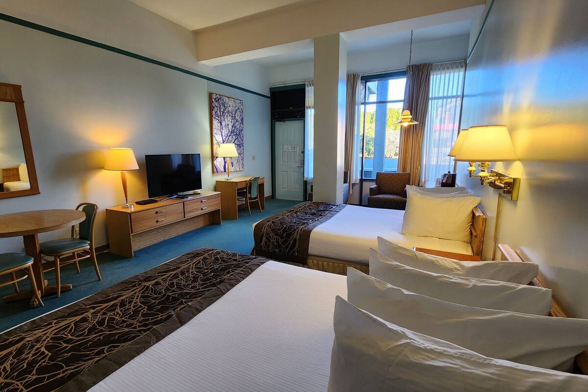 Kamar Single Klasik, 2 Tempat Tidur Queen, dapur kecil (Pet Friendly Room) | Meja kerja, Wi-Fi gratis, dan seprai linen