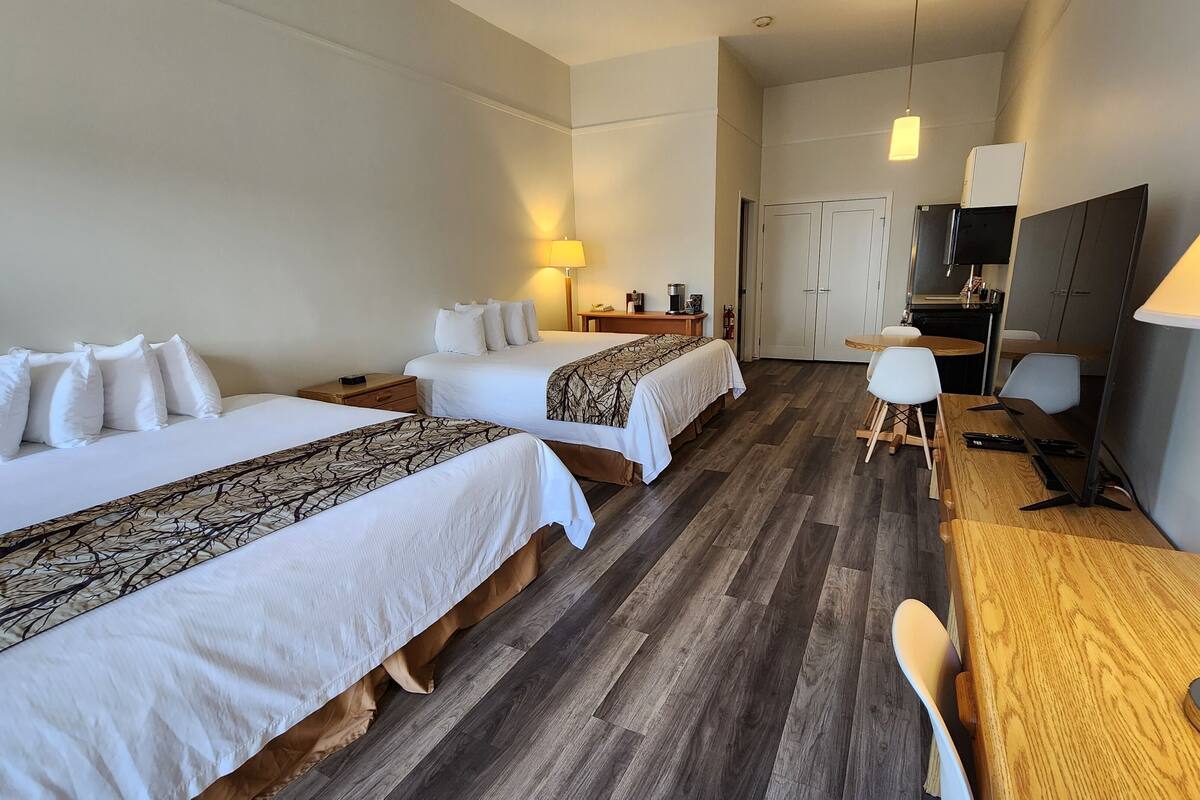 Studio Klasik, Beberapa Tempat Tidur, dapur kecil (Pet Friendly Room) | Meja kerja, Wi-Fi gratis, dan seprai linen