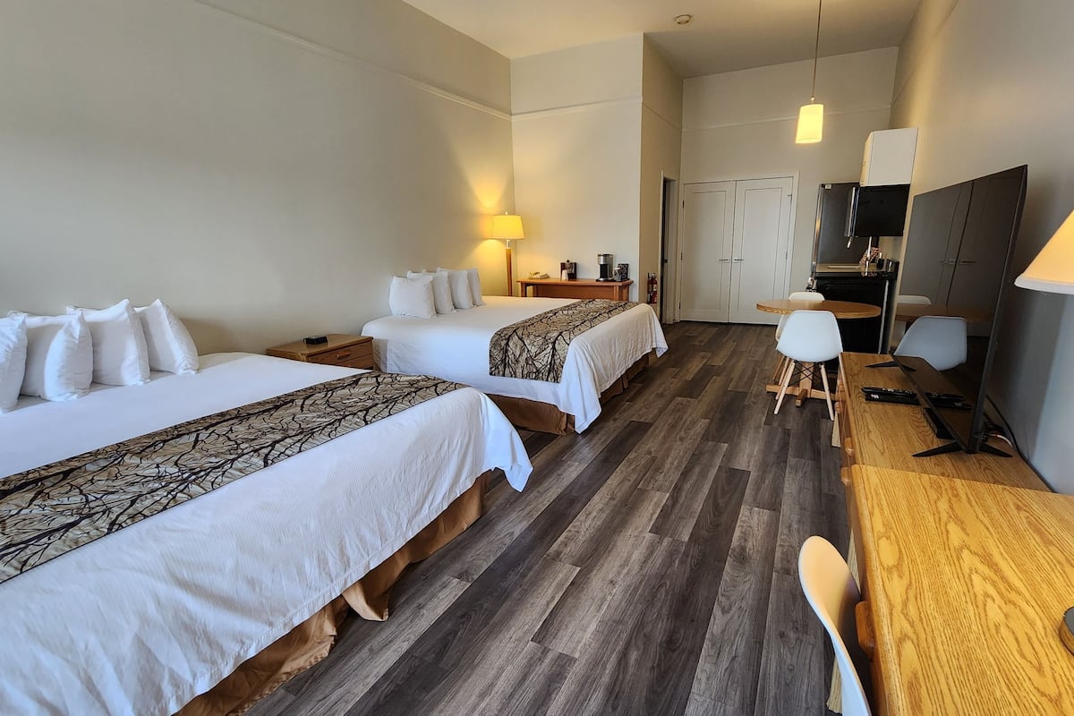 Classic stúdió, több ágy, konyharész (Pet Friendly Room) | Íróasztal, ingyenes wifi és ágynemű