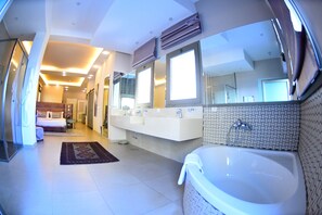 Executive Suite with Balcony | Minibar, brankas, meja kerja, dan tirai kedap cahaya