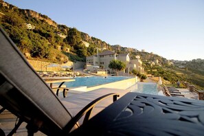 Una piscina al aire libre de temporada, una piscina con borde infinito
