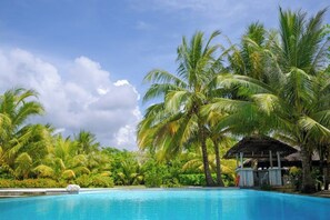 2 piscines extérieures