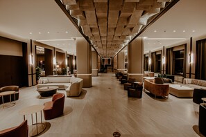 2 bars/lounges, een poolbar