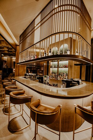 2 bars/lounges, een poolbar