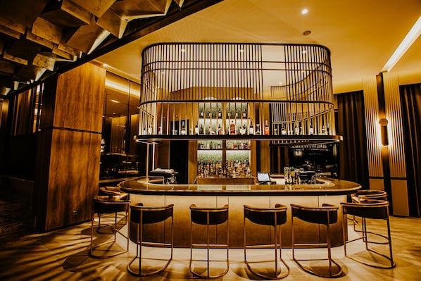 2 Bars/Lounges, Poolbar