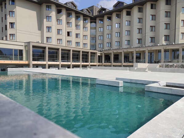 Piscine extérieure (ouverte en saison)