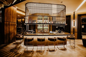2 Bars/Lounges, Poolbar