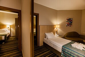 Familierom | Sengetøy av topp kvalitet, minibar, safe på rommet og skrivebord