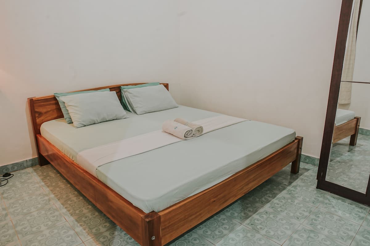 Chambre Double Ăconomique, 1 trĂšs grand lit, accessible aux personnes Ă mobilitĂ© rĂ©duite, non-fumeur