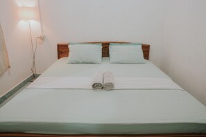 Economy Double Room, 1 King Bed, Accessible, Non Smoking