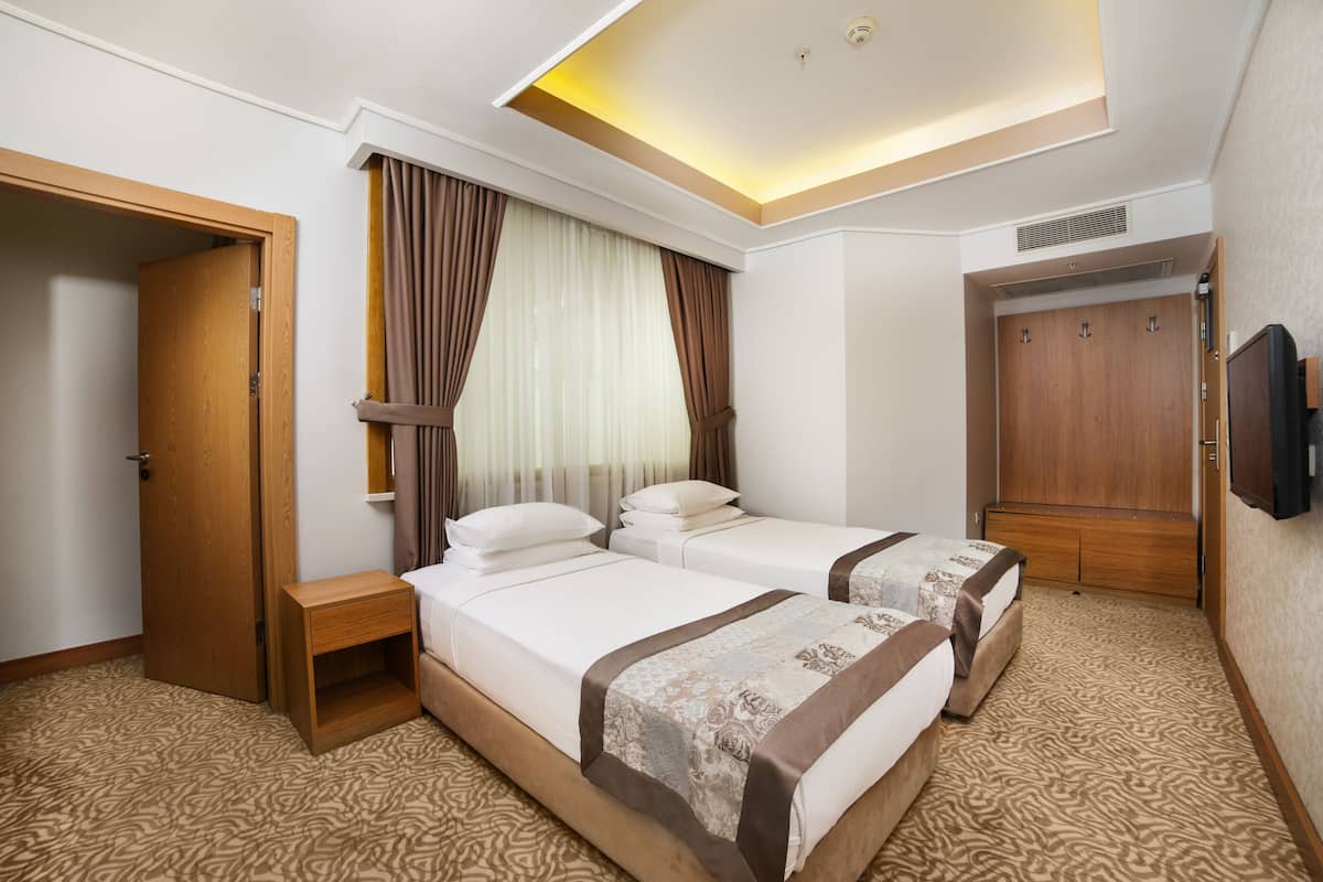 Familien-Suite, 2 Schlafzimmer | 1 Schlafzimmer, Minibar, Zimmersafe, Schreibtisch