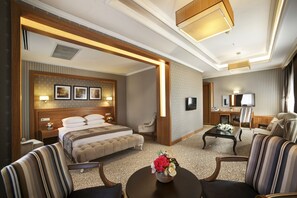 Minibar, in-room safe, desk, soundproofing - Kadak Garden Istanbul Airport Hotel (Istanbul)