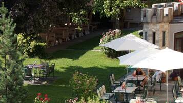 Abendessen, regionale Küche, Speisen im Freien