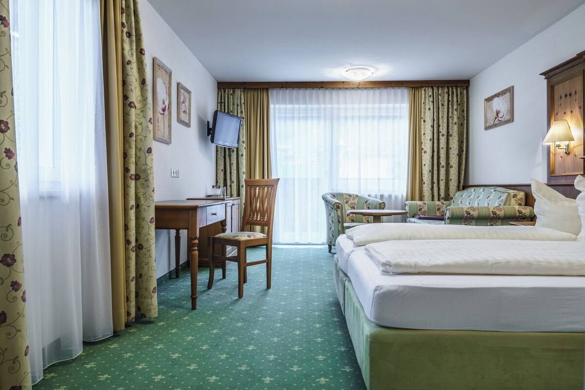 Premium bedding, in-room safe, free WiFi, bed sheets